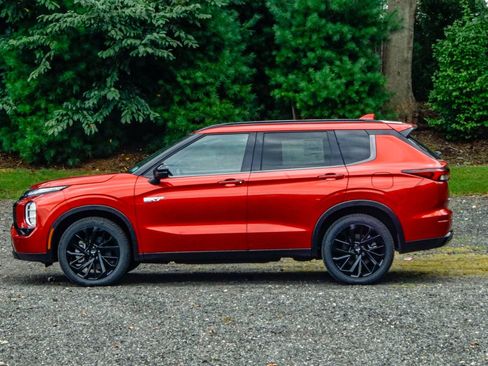 New 2025 Mitsubishi Outlander image 4