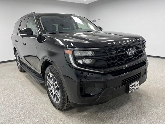 Used 2025 Ford Expedition Active AWD/4WD image 2