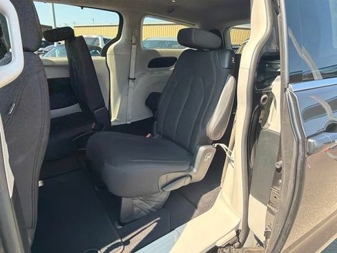 Used 2018 Chrysler Pacifica Touring Plus w/ Tire & Wheel Group FWD image 15