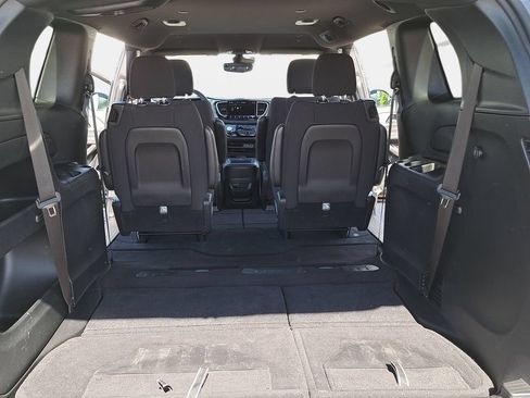 Used 2023 Chrysler Pacifica Touring FWD image 15