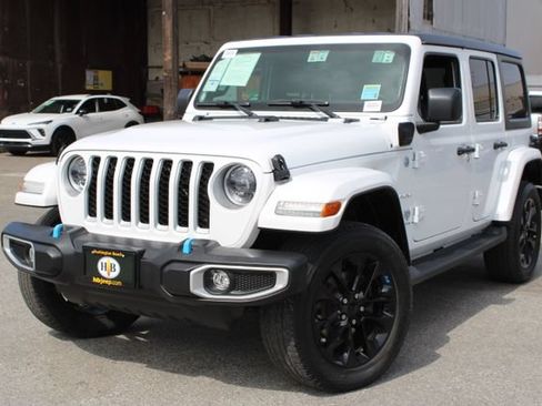 Used 2023 Jeep Wrangler Unlimited Sahara w/ Cold Weather Group AWD/4WD image 10
