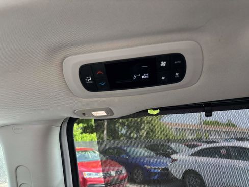 Used 2018 Chrysler Pacifica Limited image 14