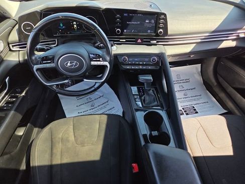 Used 2022 Hyundai Elantra SEL w/ Convenience + Premium Package FWD image 8