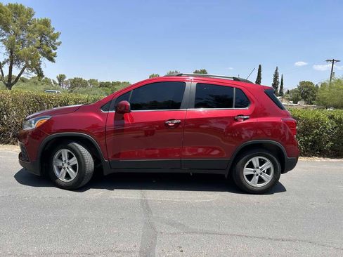 Used 2019 Chevrolet Trax LT w/ Driver Confidence Package image 2