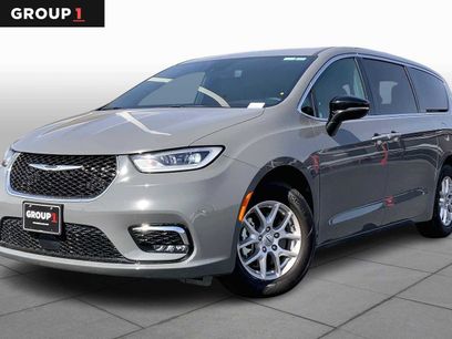 Used 2025 Chrysler Pacifica Select