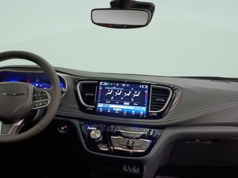Used 2025 Chrysler Pacifica Select image 22