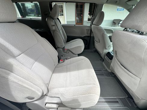 Used 2020 Toyota Sienna LE FWD image 18