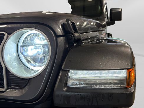 Used 2025 Jeep Wrangler Unlimited Sahara AWD/4WD image 13
