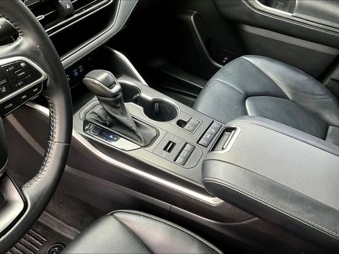 Used 2022 Toyota Highlander XLE image 18
