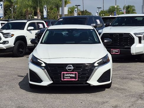 Used 2025 Nissan Altima 2.5 SV FWD image 2