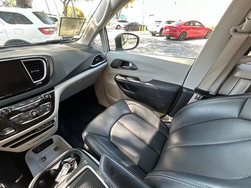 Used 2023 Chrysler Pacifica Touring-L image 11