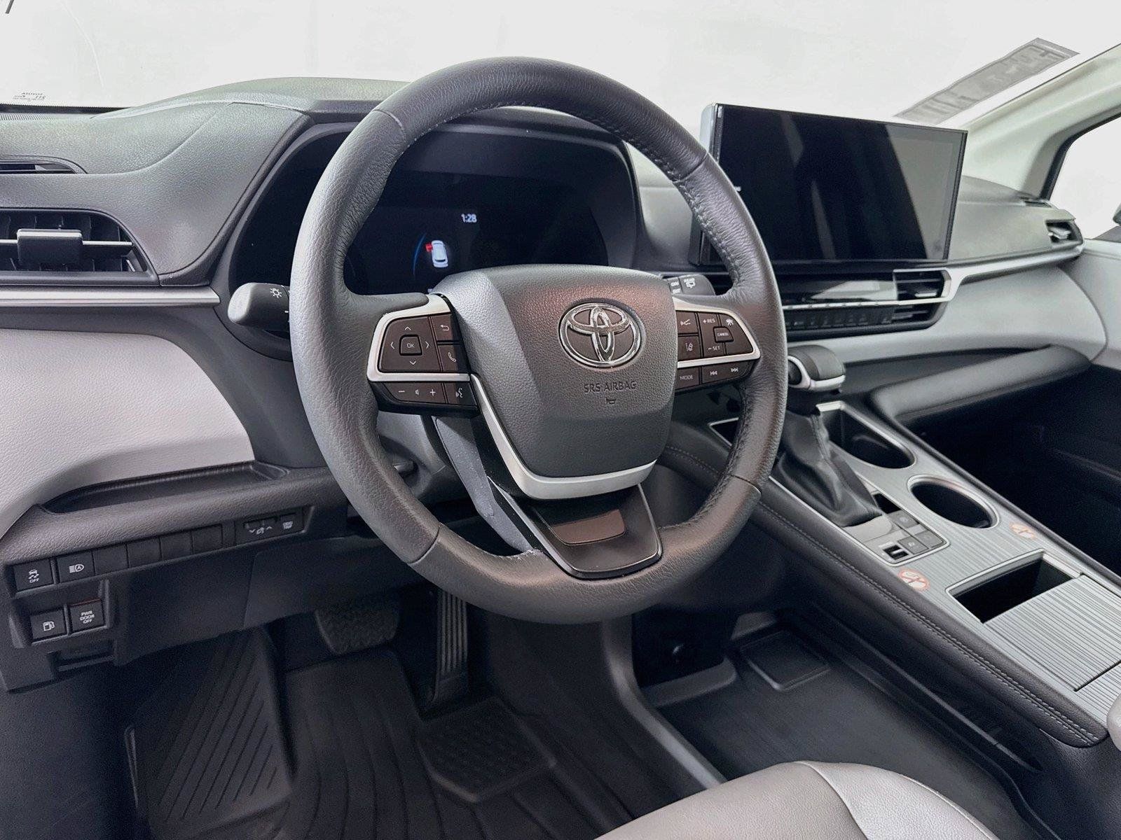 Certified 2026 Toyota Sienna XLE FWD image 4