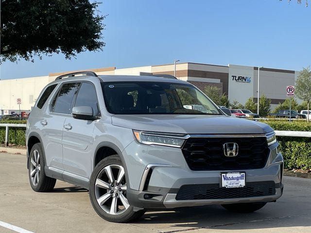 Used 2025 Honda Pilot Touring image 2