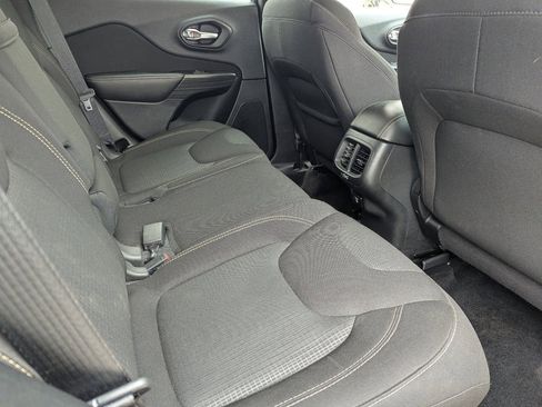 Used 2016 Jeep Cherokee Latitude FWD image 11