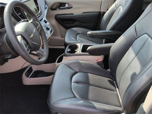 Certified 2024 Chrysler Pacifica Touring-L image 12