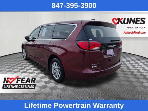 Used 2022 Chrysler Voyager LX image 5