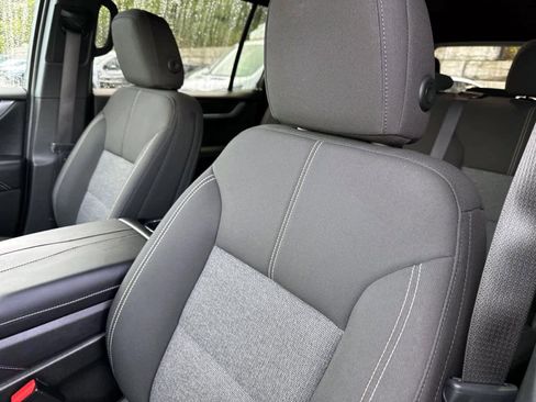 Used 2025 GMC Acadia Elevation image 17