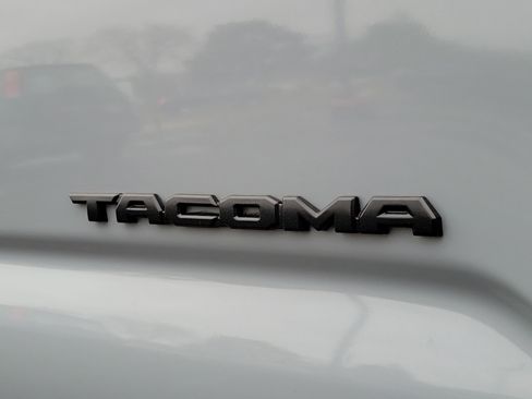 Used 2019 Toyota Tacoma TRD Off-Road w/ Technology Package image 12