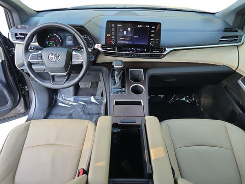 Used 2021 Toyota Sienna XLE image 9