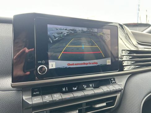 Used 2025 Toyota Camry SE image 19