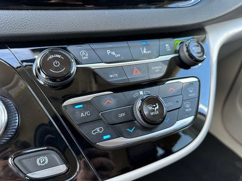 Used 2024 Chrysler Pacifica Touring-L FWD image 61
