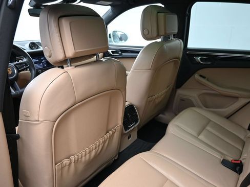 Certified 2022 Porsche Macan AWD/4WD image 8