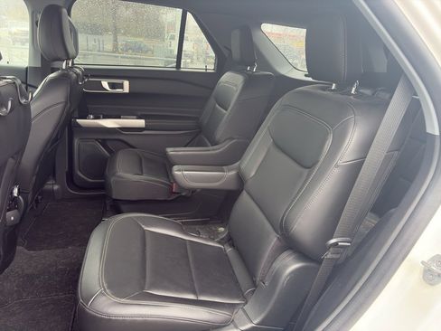 Used 2022 Ford Explorer XLT w/ Equipment Group 202A image 10