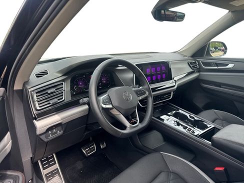 Used 2025 Volkswagen Atlas Peak Edition SE AWD/4WD image 2