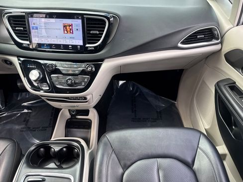 Used 2024 Chrysler Pacifica Touring-L FWD image 17