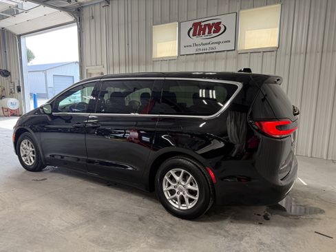 Used 2025 Chrysler Pacifica Select w/ Uconnect Theater Family Group FWD image 12