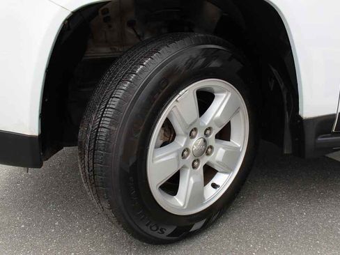 Used 2017 Jeep Compass Latitude FWD image 31