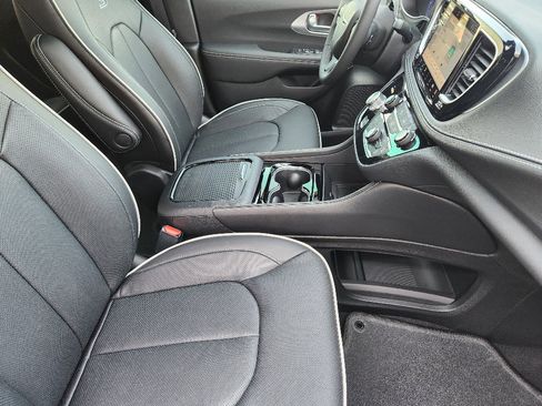 New 2026 Chrysler Pacifica Limited w/ S Appearance Package image 10