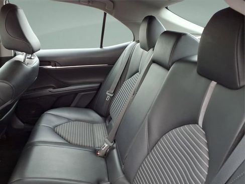 Used 2022 Toyota Camry SE w/ Cold Weather Package FWD image 18