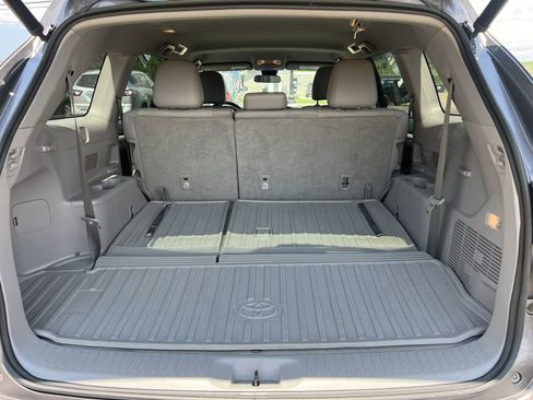 Used 2017 Toyota Highlander LE image 16