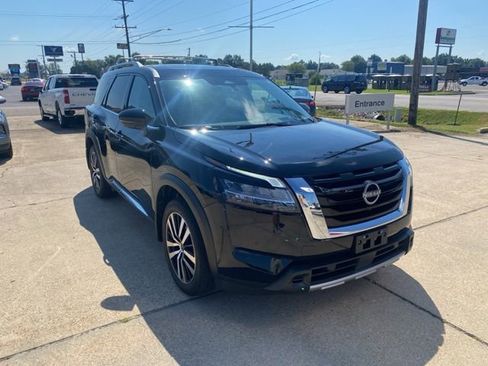 Used 2024 Nissan Pathfinder Platinum image 8