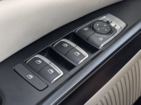 Certified 2023 Kia Carnival LX FWD image 19