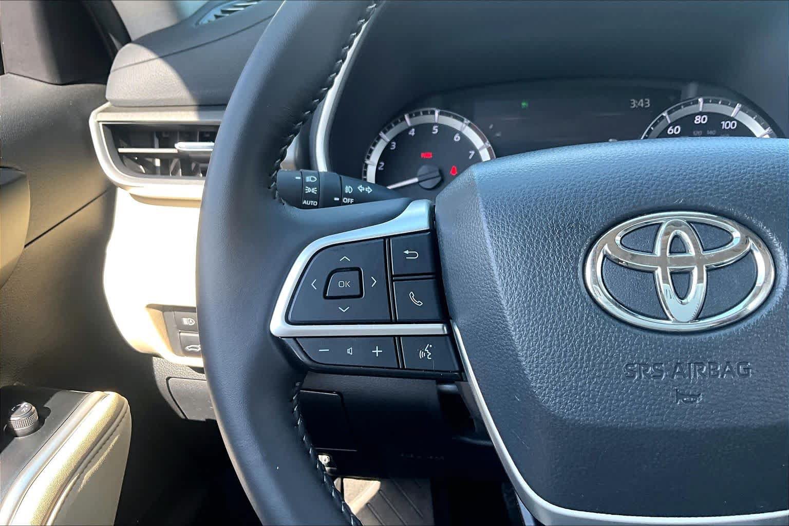 Used 2025 Toyota Highlander XLE FWD image 24