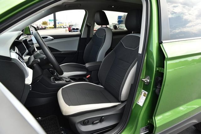 Used 2025 Volkswagen Taos SE AWD/4WD image 19