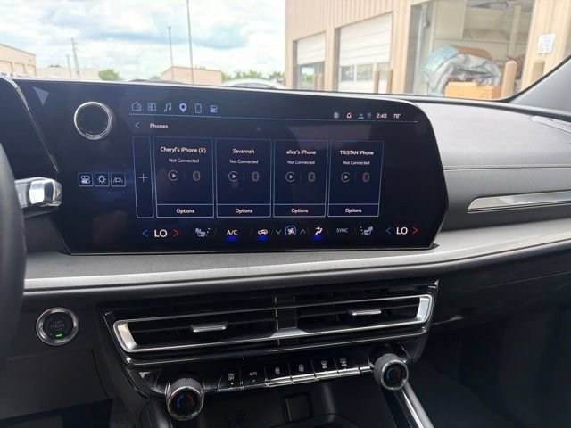 Used 2025 Chevrolet Traverse LT FWD image 13