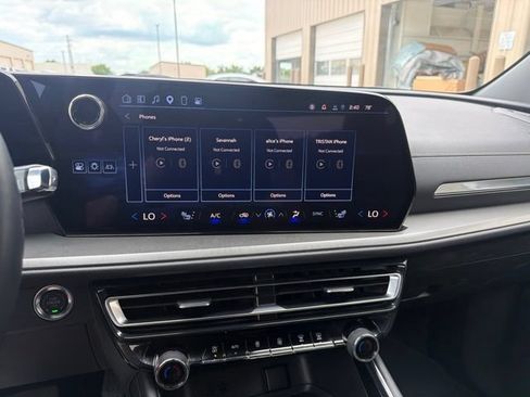 Used 2025 Chevrolet Traverse LT FWD image 13