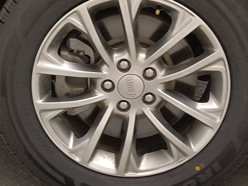 Used 2019 Jeep Cherokee Latitude Plus FWD image 31