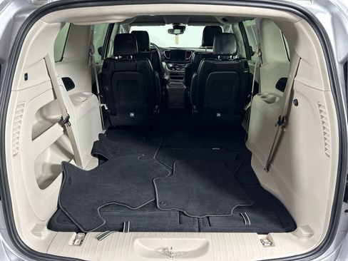Used 2024 Chrysler Pacifica Touring-L FWD image 20