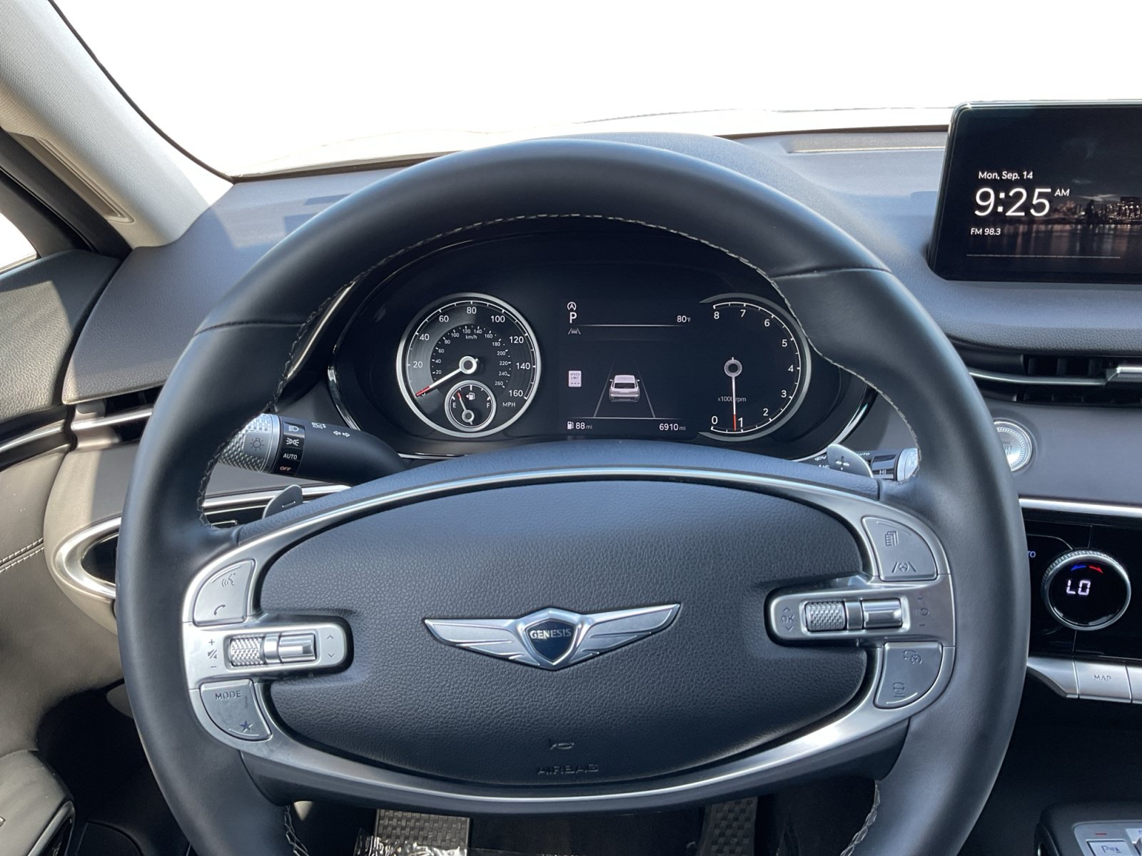 Used 2024 Genesis GV70 2.5T AWD/4WD image 12