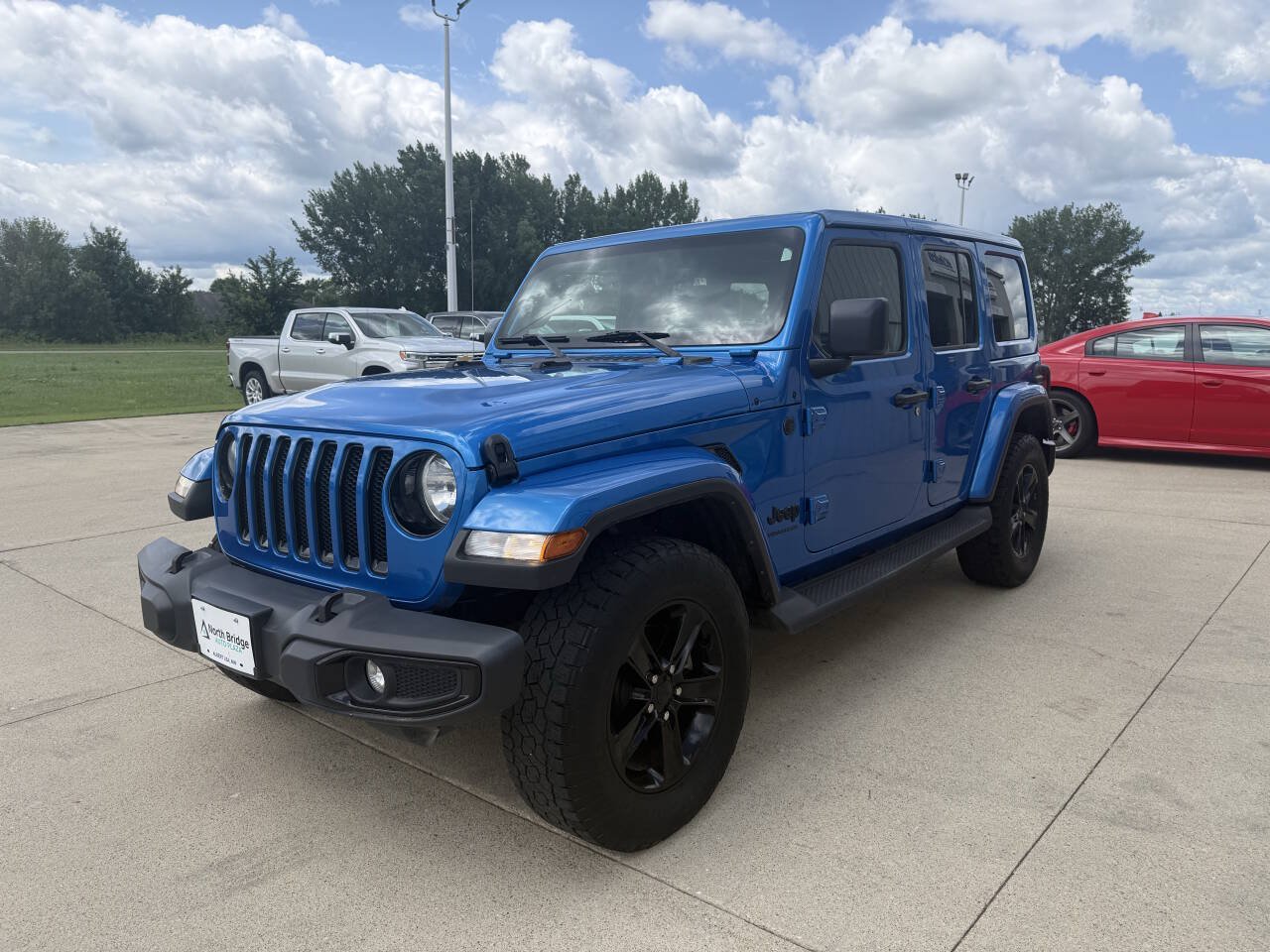 Used 2023 Jeep Wrangler Unlimited Sahara AWD/4WD image 2