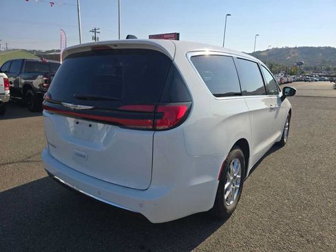 Used 2023 Chrysler Pacifica Touring-L FWD image 10