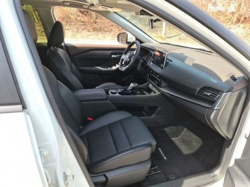 Used 2023 Nissan Rogue SV w/ SV Premium B Package image 13