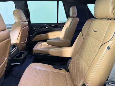 Used 2023 Cadillac Escalade Premium Luxury AWD/4WD image 37