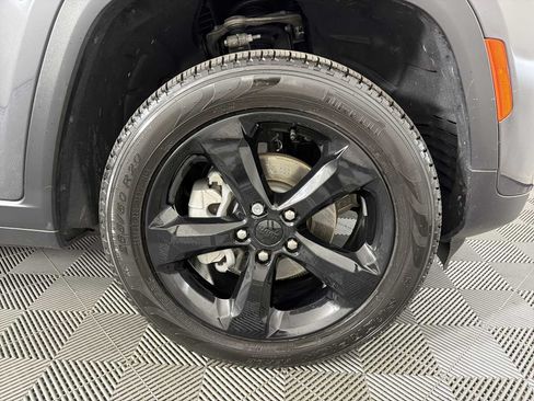 Used 2025 Jeep Grand Cherokee Limited w/ Black Appearance Package AWD/4WD image 10