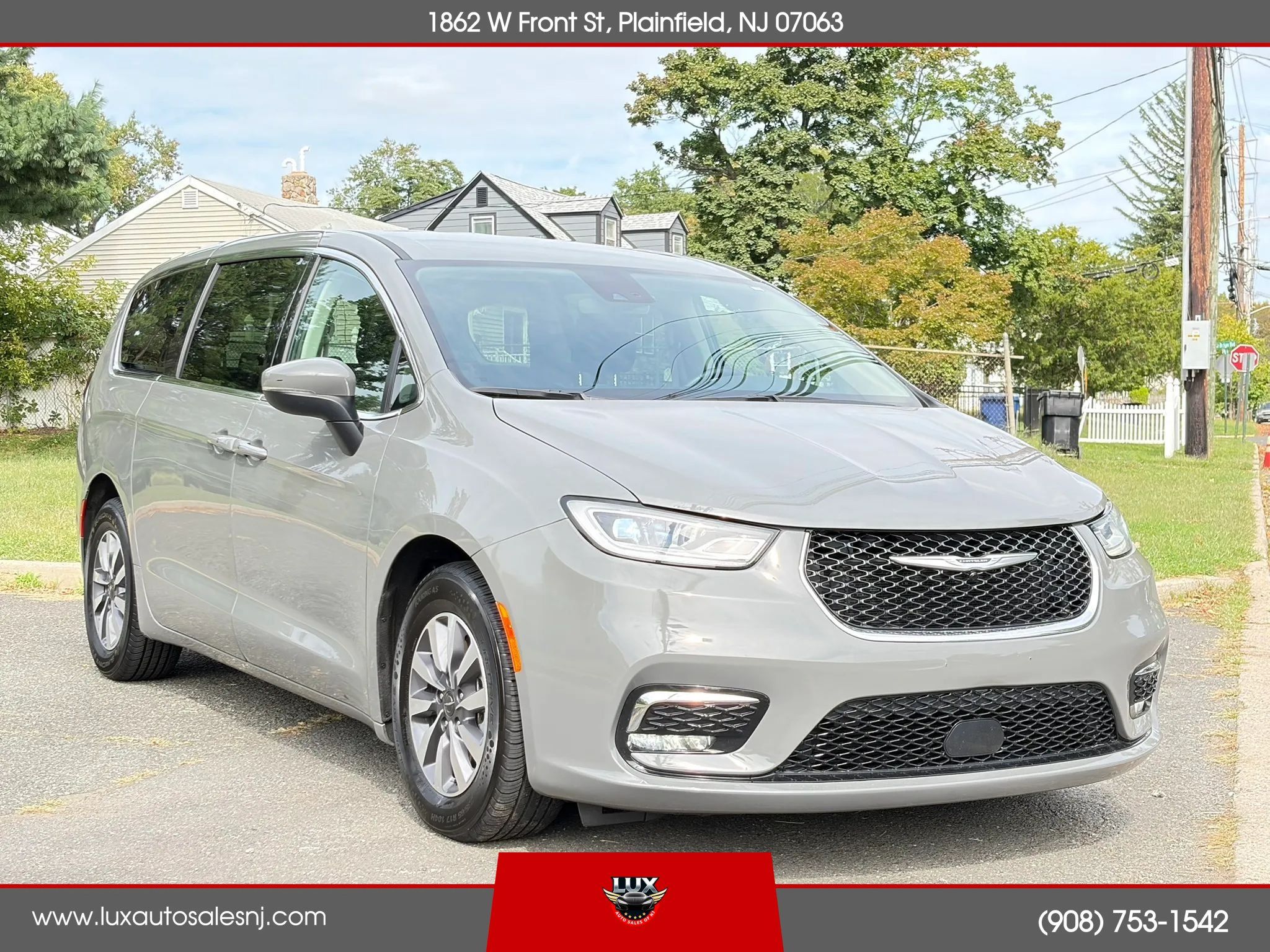 Used 2023 Chrysler Pacifica Touring-L FWD image 4