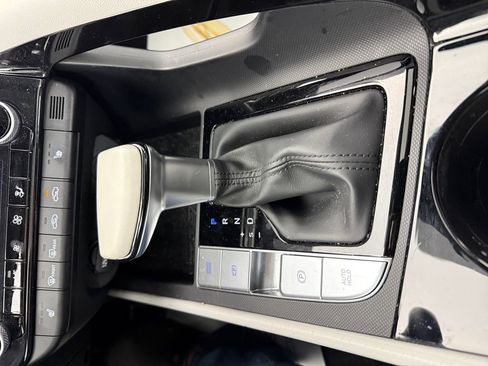 Used 2021 Hyundai Elantra Limited image 18